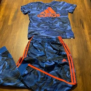 Adidas matching set boys size medium 10/12
Track pants and T-shirt
